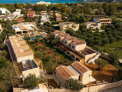 Luftaufnahme eines Hotelresorts mit mehreren Gebäuden und umgeben von Grünflächen.