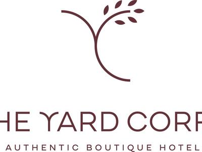 Logo eines Boutique-Hotels mit stilisiertem Baumzweig und dunkelroter Schrift auf weißem Hintergrund.