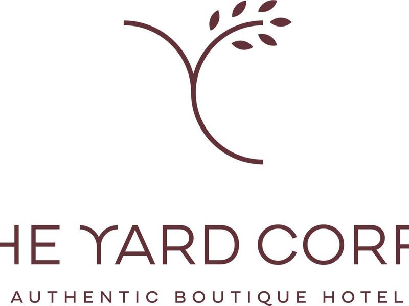 Logo eines Boutique-Hotels mit stilisiertem Baumzweig und dunkelroter Schrift auf weißem Hintergrund.