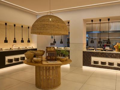 Modernes Frühstücksbuffet mit runden Lampen und Naturholz-Elementen.