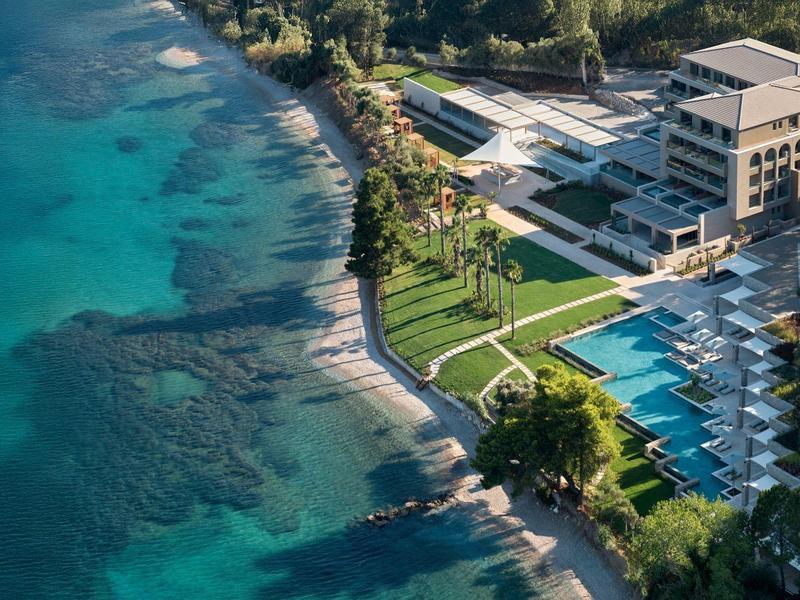 Luxushotel mit Pool und direktem Zugang zu einem türkisfarbenen Meer und Sandstrand