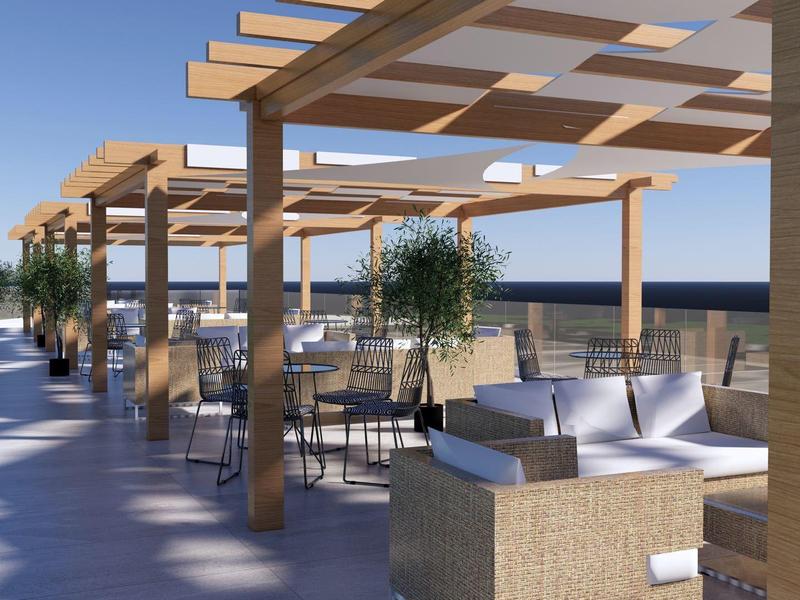 Moderner Außenbereich mit hölzernen Pergolen, Sitzgruppen und Meerblick unter klarem Himmel.