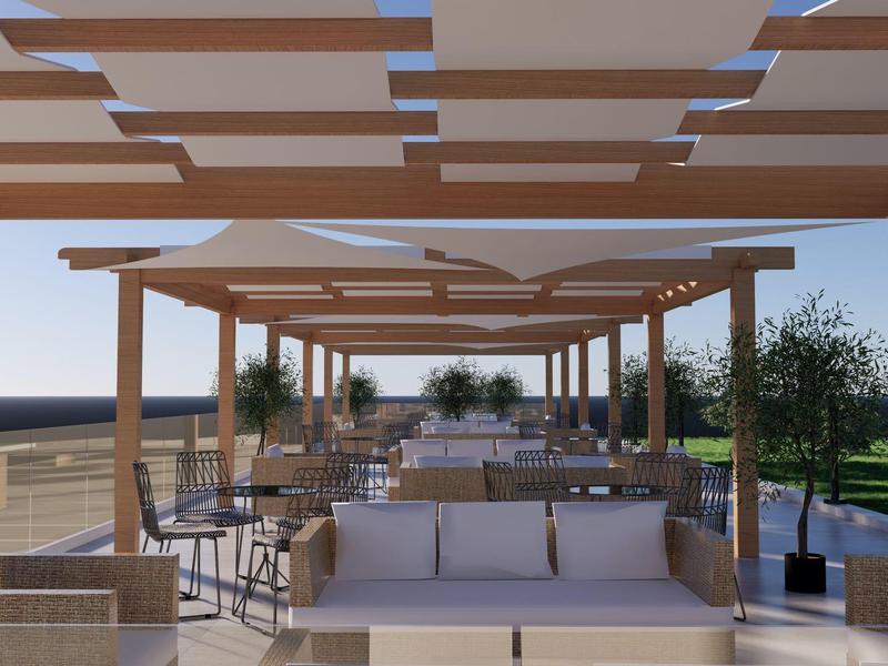 Offene Pergola mit Holzdach, Lounge-Sitzgruppen und Tischen auf Steinboden im Außenbereich.