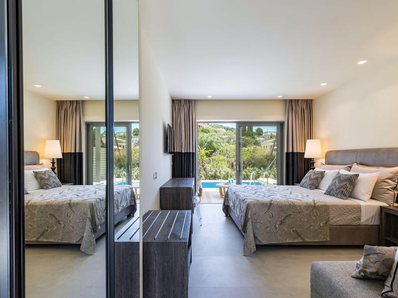 Helles Schlafzimmer mit großem Bett, Balkon, Fenster und Spiegelwand, moderne Einrichtung, helle Farben.