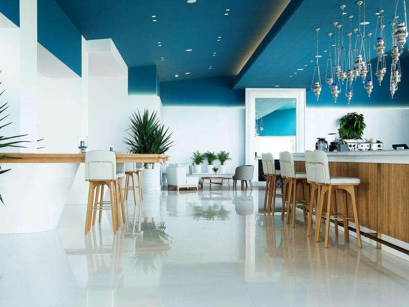 Helle Bar mit weißen Stühlen, Holztheke, blauen Decken und grünen Pflanzen in modernem Stil.