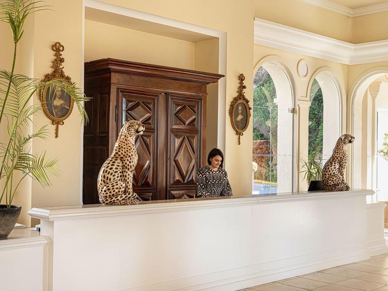 Eleganter Empfangsbereich mit klassischer Theke und dekorativem Geparden-Dekor.