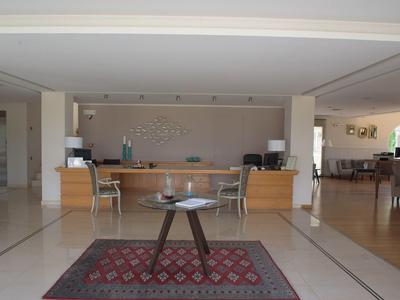 Moderner Hotelrezeption mit einem runden Tisch auf einem Teppich im Vordergrund