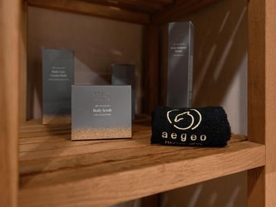 Regal mit Pflegeprodukten und einem schwarzen Beutel im Innenbereich eines Hotels