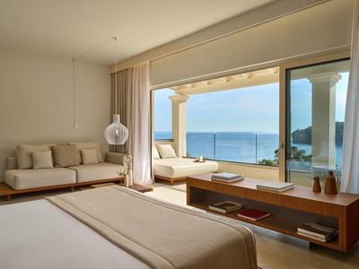 Modernes Schlafzimmer mit Meerblick und Terrasse in hellem, neutralem Design.