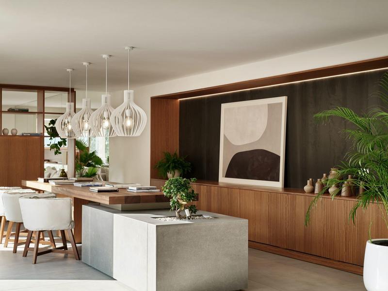 Moderner Essbereich mit Holzmöbeln, hängenden Glühlampen und großem abstraktem Bild an der Wand.