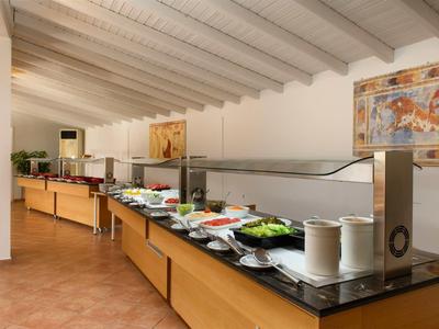 Buffet mit Salaten, Suppentöpfen und warmen Speisen in einem hellen Raum mit weißer Decke.