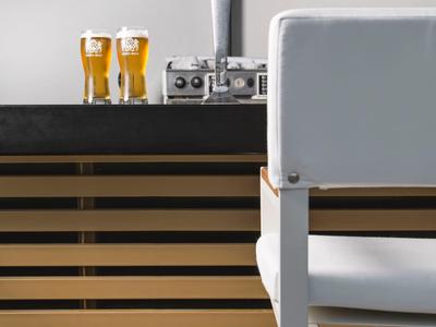 Moderne hotelkamer met blauwe muren, witte banken en blauwe stoelen