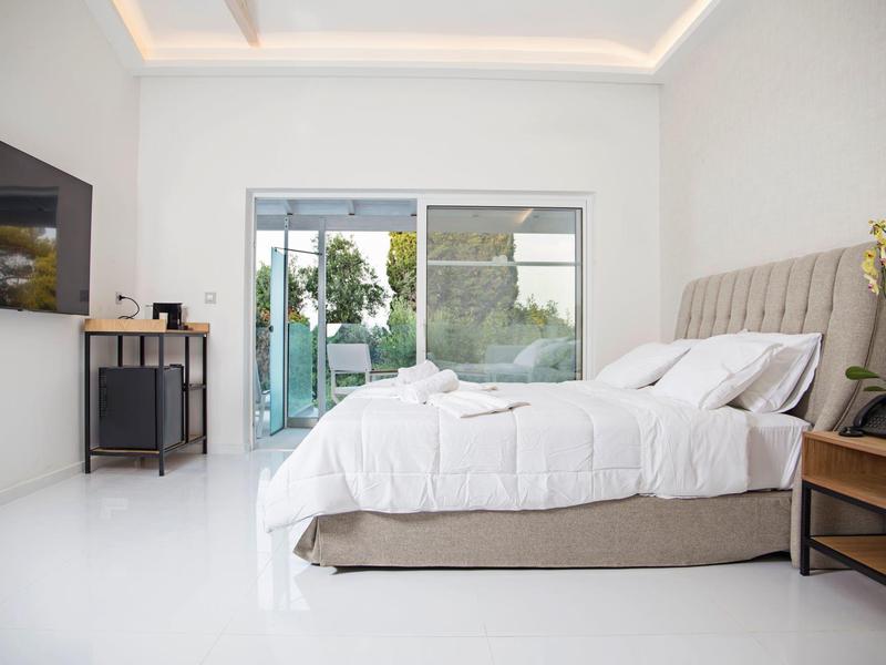 Vrouw in zwarte badpak op hotelterras met vliegtuig op de achtergrond