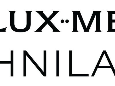 Schriftzug mit dem Namen Lux-Me Daphnila Bay in schwarzer Schrift auf weißem Hintergrund.