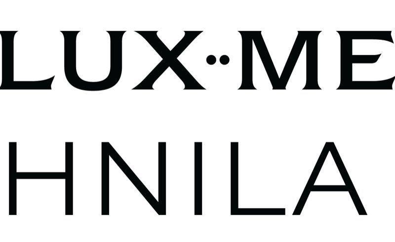 Logo texte avec le nom Lux-Me Daphnila Bay en lettres noires sur fond blanc.