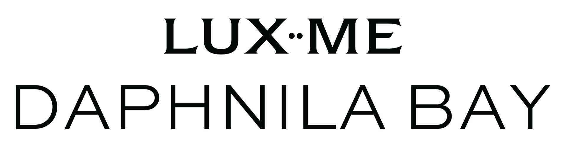 Logo tekstowy z nazwą Lux-Me Daphnila Bay czarnymi literami na białym tle.