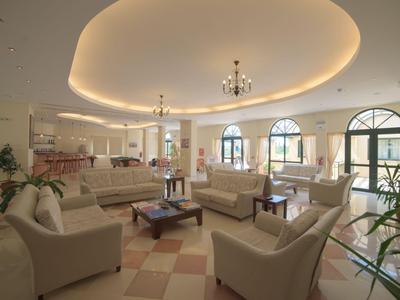 Luminosa ed elegante lounge dell'hotel con poltrone comode, divani e grandi finestre.