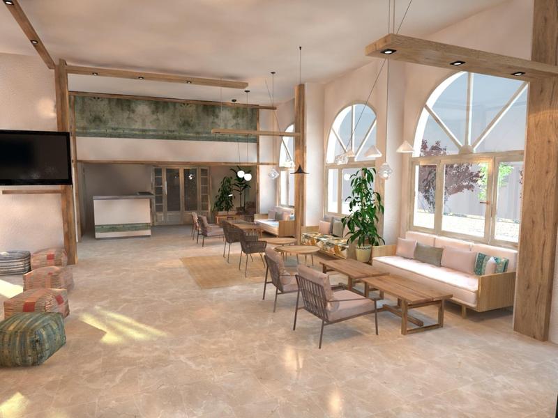 Prostorná hotelová lounge s vysokými okny, sezeními a moderním krbem.