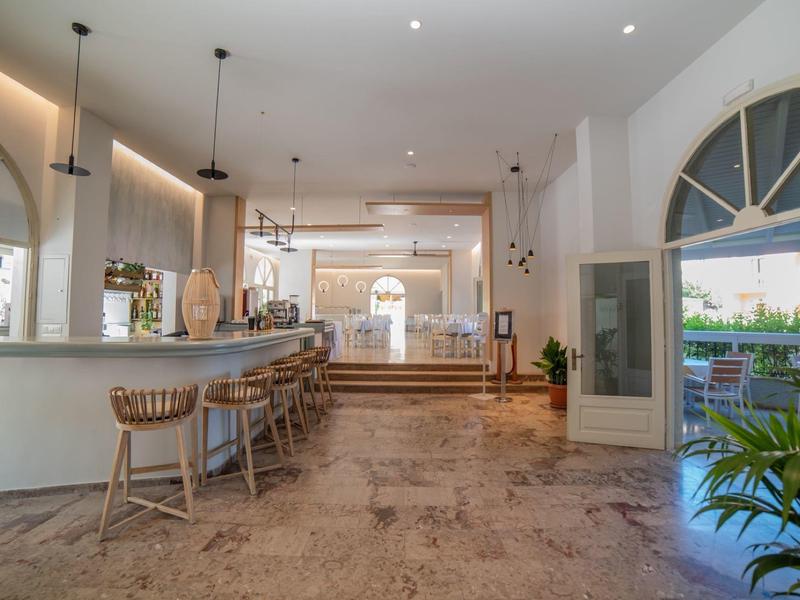 Světlá, moderní barová oblast s barovými židlemi a dekorativním designem v hotelu.