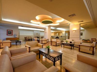 Cozy hotel lounge area with comfortable sofas and modern lighting.
