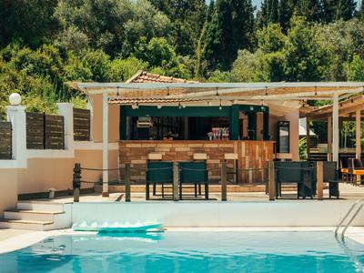 Moderner Außenbereich mit Swimmingpool, Holzmöbeln und Pergola, umgeben von grünen Bäumen.