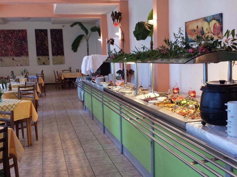 Zona de buffet con varios platos en un ambiente acogedor de restaurante.