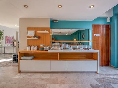 Espace petit-déjeuner moderne avec buffet dans un restaurant d'hôtel lumineux.