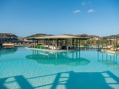Moderner Pool mit überdachtem zentralem Bereich und Umgebungslandschaft bei klarem Himmel