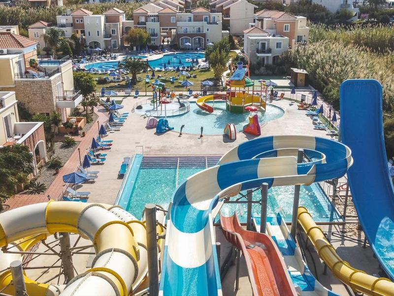 Uitzicht op een waterpark met meerdere glijbanen en zwembaden in een hotelcomplex