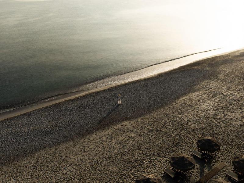 Plage avec sable lisse et eau calme au soleil