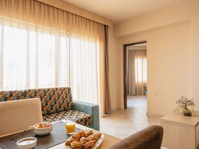 Knusse eethoek met tafel, gebakken snacks en comfortabele stoelen naast een groot raam.