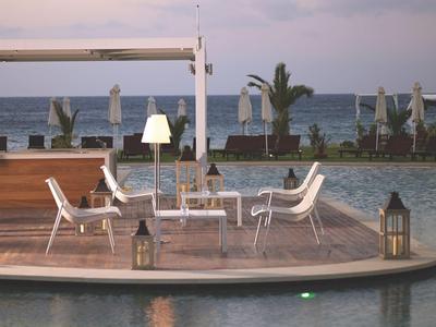 Moderner, offener Hotel-Loungebereich mit Sitzgelegenheiten und Verkaufstresen.