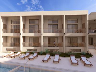 Hotel moderno con habitaciones con balcón y área de piscina con tumbonas bajo un cielo despejado.