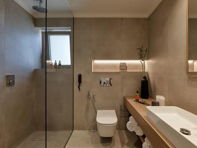 Modernes Badezimmer mit begehbarer Dusche, WC, Waschbecken und indirekter Beleuchtung.