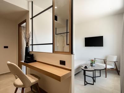 Moderne Hotellounge mit hellem Holz, weißen Wänden und minimalistischem Mobiliar.