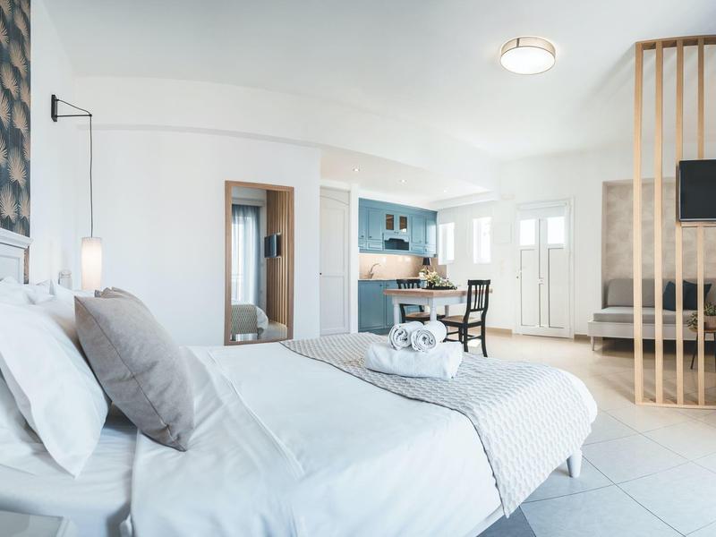 Lichte hotelkamer met groot bed, modern interieur en open ruimte ontwerp.