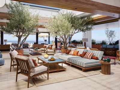 Helle Lounge im Freien mit Holzmöbeln, Pflanzen und Meerblick