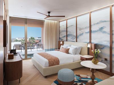 Moderní hotelový pokoj s velkou postelí, balkónem a stylovým zařízením s kobercem a nástěnným uměním.