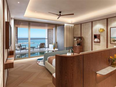 Moderní hotelový pokoj s výhledem na moře a balkonem s posezením.