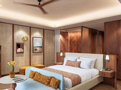 Moderní ložnice s postelí, dřevěnými stěnami a dekorativními akcenty v teplých tónech.