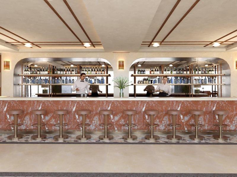 Moderní hotelový bar s dlouhým mramorovým pultem a skleněnými policemi plnými lahví.