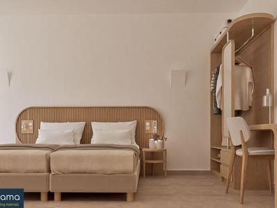 Habitación de hotel minimalista con dos camas, muebles de madera y tonos neutros.