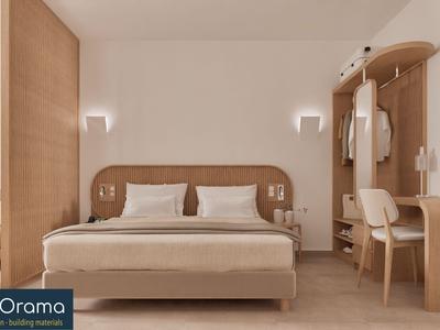Habitación de hotel moderna con cama grande, decoración de madera y área de escritorio.