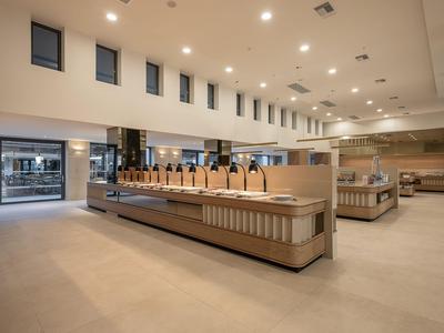 Großer, moderner Hotel-Garderobenbereich mit vielen Schließfächern und heller Beleuchtung.