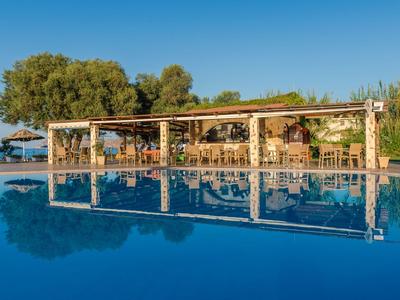 Moderner Außenpool mit Sonnenschirmen und überdachtem Lounge-Bereich in sonniger Umgebung.