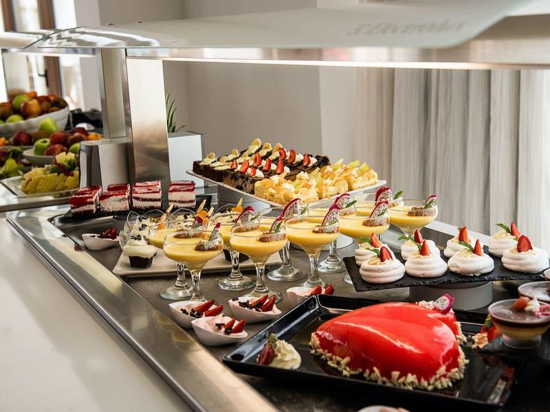 Różnorodność deserów i ciast na bufecie w nowoczesnym hotelu.