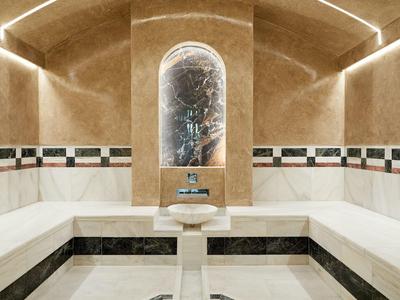 Moderní spa místnost s dávkovačem vody uprostřed a elegantním osvětlením