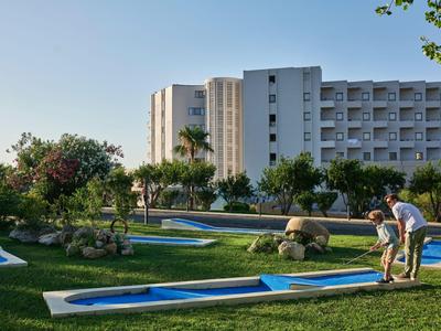 Hôtel avec petit parcours de mini-golf et pelouses vertes au soleil