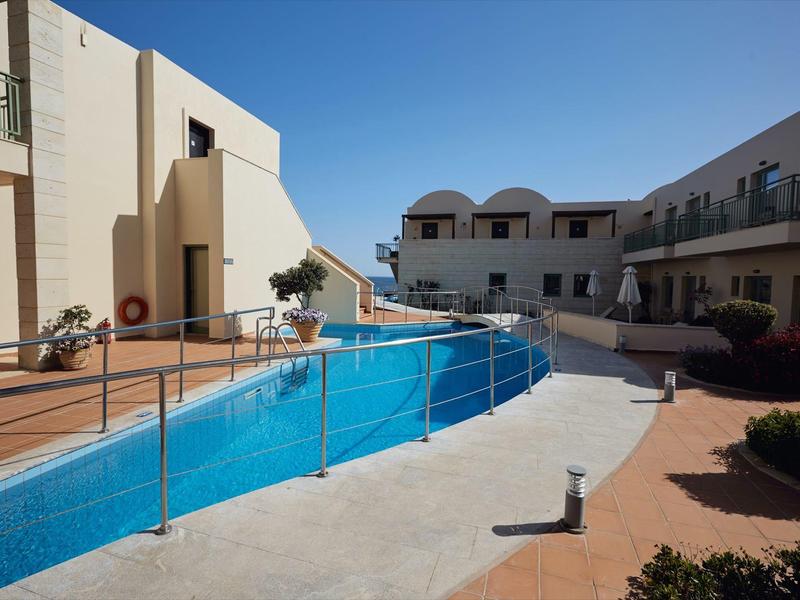 Piscina moderna dell'hotel con ringhiera e edifici adiacenti sotto cielo sereno