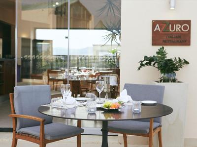 Moderner Außenbereich eines Hotels mit gedecktem Tisch und Aussicht auf Berge.